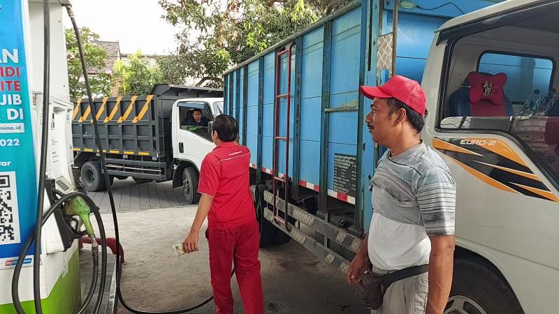 Solar Kembali Langka Di Karangasem, Antrean Truk Mengular Hingga Ke ...